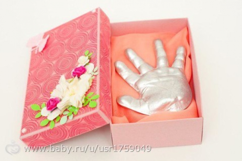 "Enrolle al bebé en un yeso": los padres hacen moldes locos de los brazos, las piernas y el trasero del bebé