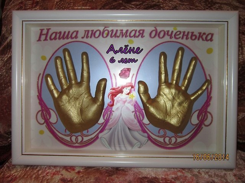 "Enrolle al bebé en un yeso": los padres hacen moldes locos de los brazos, las piernas y el trasero del bebé