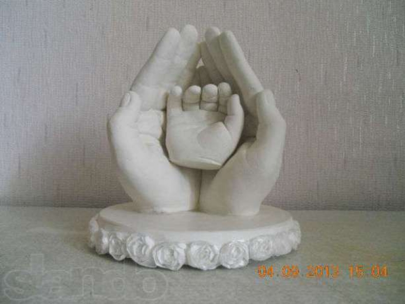 "Enrolle al bebé en un yeso": los padres hacen moldes locos de los brazos, las piernas y el trasero del bebé