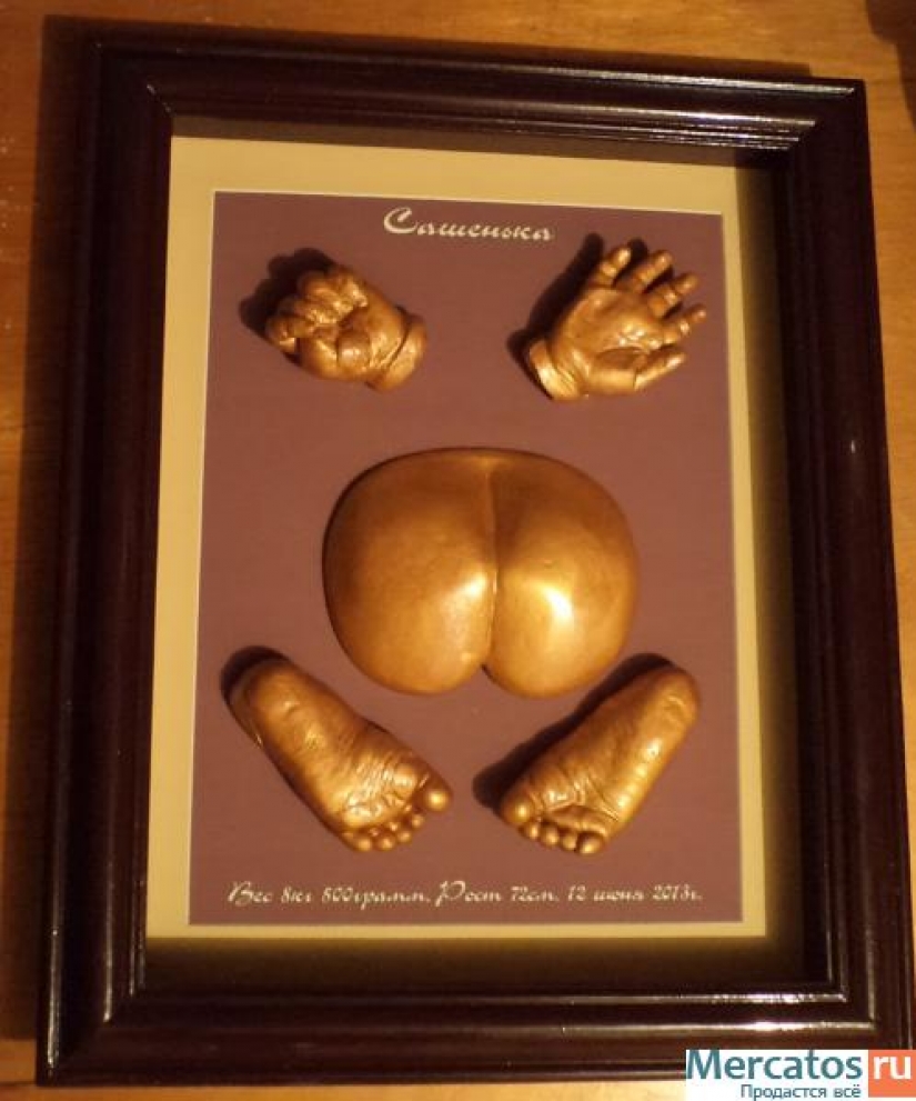 "Enrolle al bebé en un yeso": los padres hacen moldes locos de los brazos, las piernas y el trasero del bebé