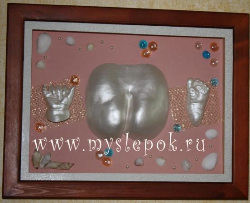 "Enrolle al bebé en un yeso": los padres hacen moldes locos de los brazos, las piernas y el trasero del bebé