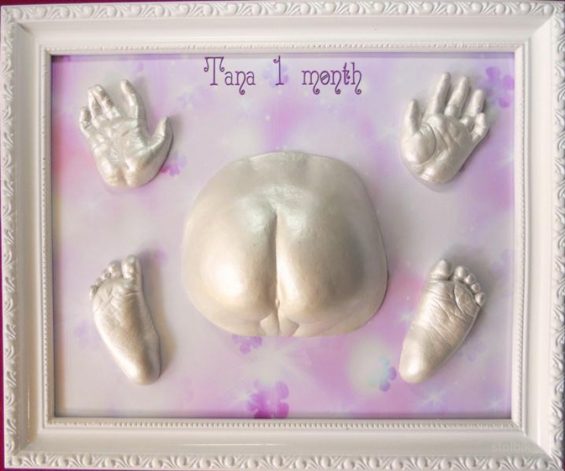 "Enrolle al bebé en un yeso": los padres hacen moldes locos de los brazos, las piernas y el trasero del bebé