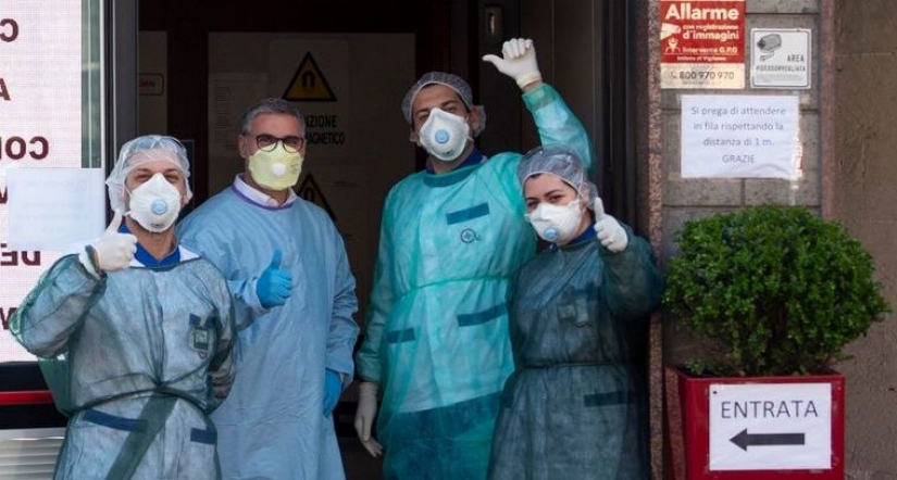 "Estas heridas no desaparecerán, permanecerán dentro de nosotros": fotos de chicas médicas con rastros de máscaras en sus rostros