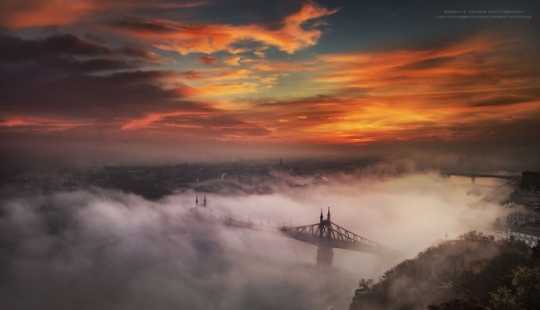 Este fotógrafo arriesga su vida para hacer una buena toma.