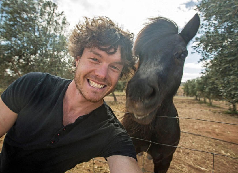 Este hombre ha dominado a la perfección el arte de las selfies con animales. Este hombre ha dominado a la perfección el arte de las selfies con animales.