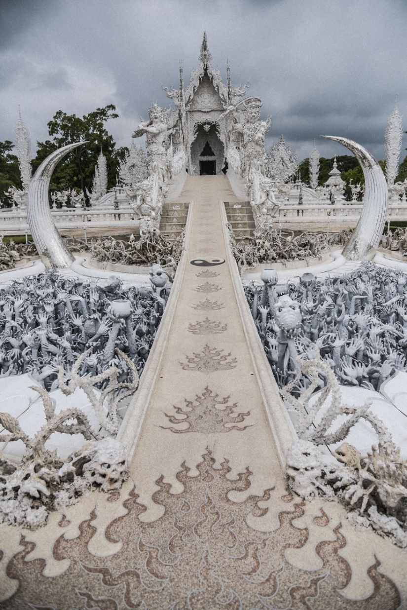 Este templo blanco en Tailandia es el cielo y el infierno