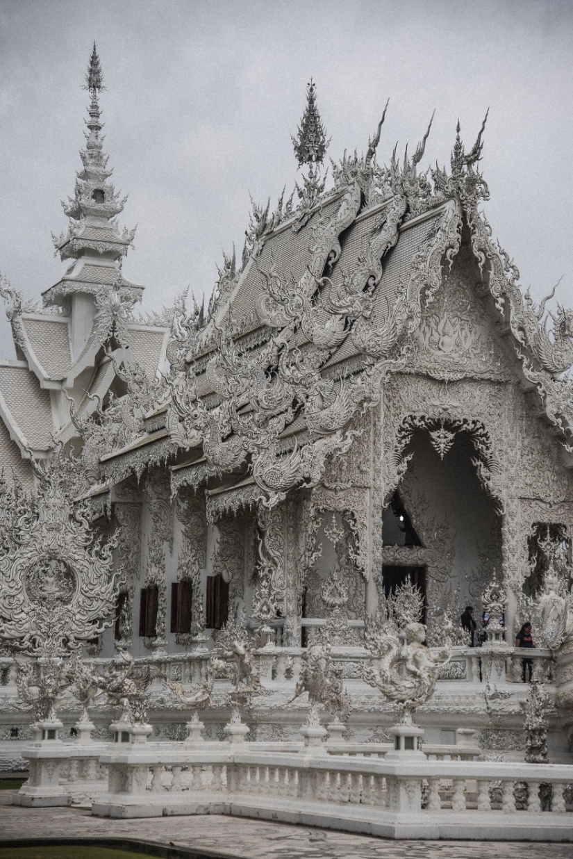 Este templo blanco en Tailandia es el cielo y el infierno