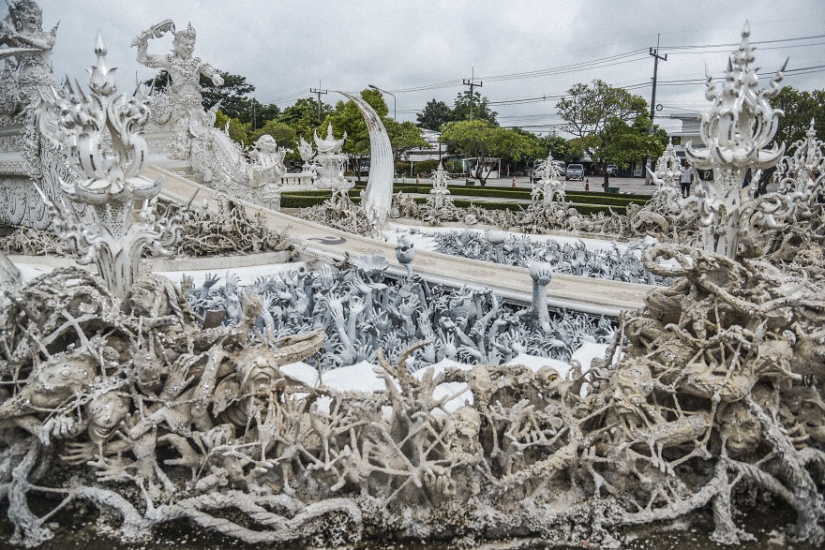 Este templo blanco en Tailandia es el cielo y el infierno