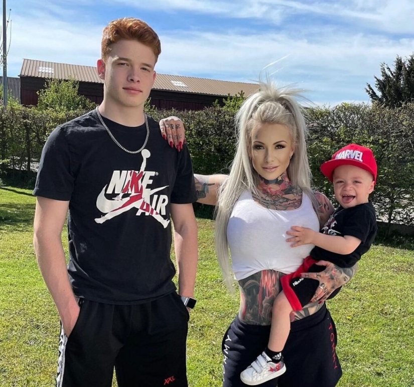 Everything is in the palm of your hand: the beauty with tattoos pleased subscribers with a hot selfie in the mirror