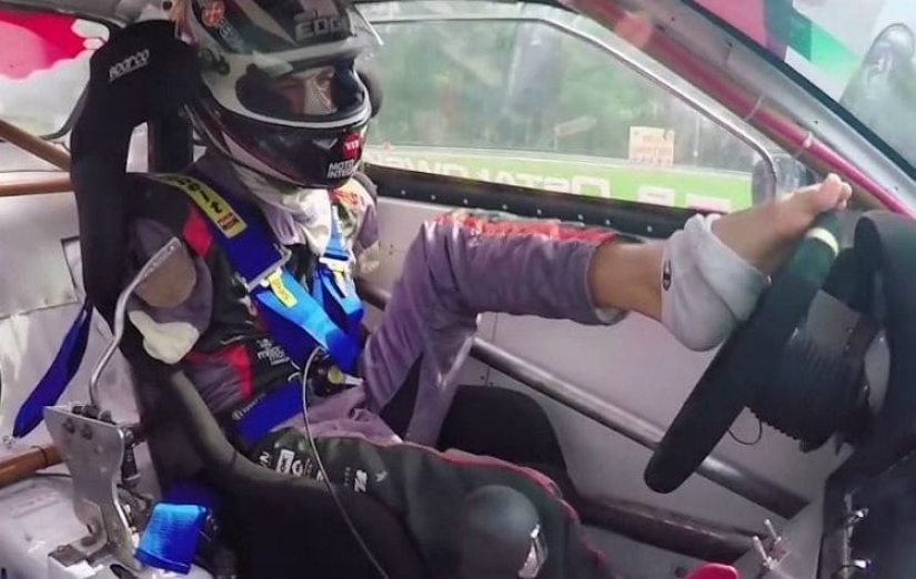 Extremidades perdidas, pero no confianza en sí mismo: un piloto de carreras sin manos entró en el top ten drifters del mundo Extremidades perdidas, pero no confianza en sí mismo: un piloto de carreras sin manos entró en el top ten drifters del mundo