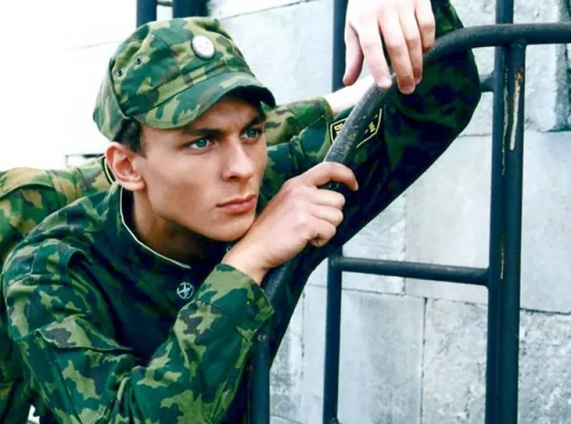 Fake Colonel: Stars who "play war" but didn't serve in the army