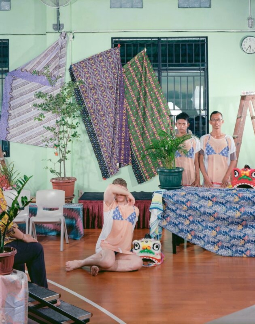 "Fake Idol": cómo la lucha por la tarjeta verde estadounidense inspiró al artista "Fake Idol": cómo la lucha por la tarjeta verde estadounidense inspiró al artista