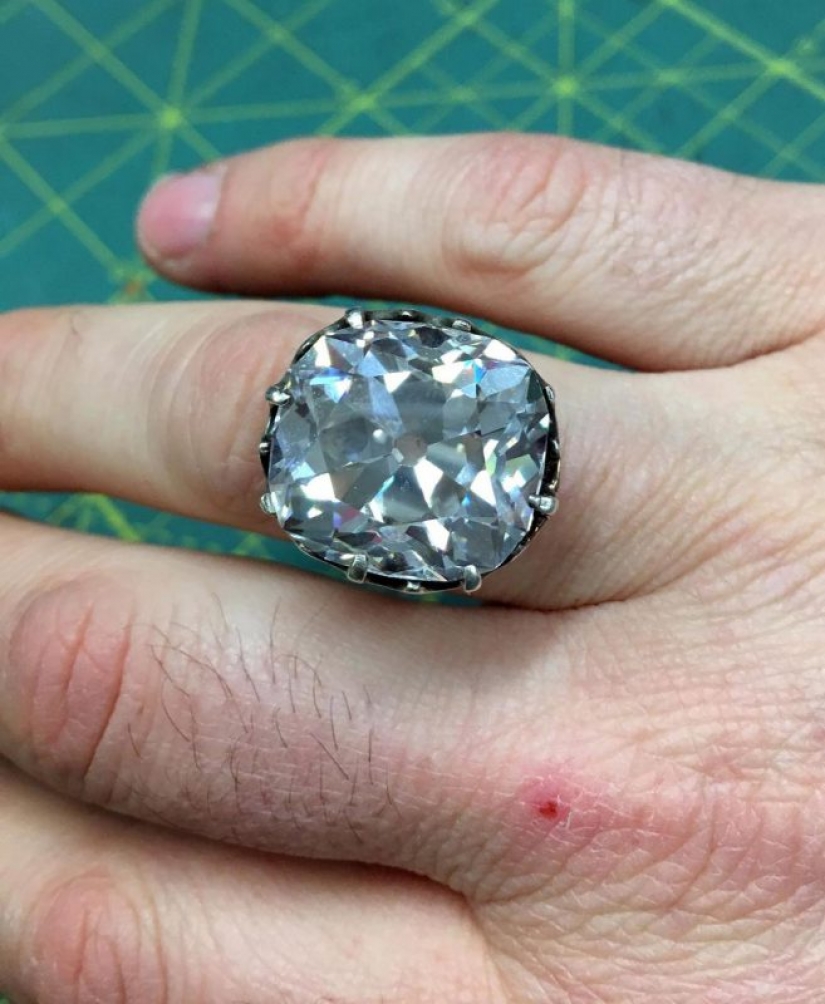 Feliz ignorancia: la piedra en el anillo que en el mercado de pulgas, que resultó ser un diamante en un millón de