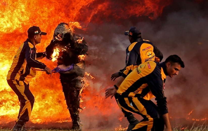Fiery record: a desperate Indian man rode a motorcycle through a 127-meter tunnel of flames Fiery record: a desperate Indian man rode a motorcycle through a 127-meter tunnel of flames
