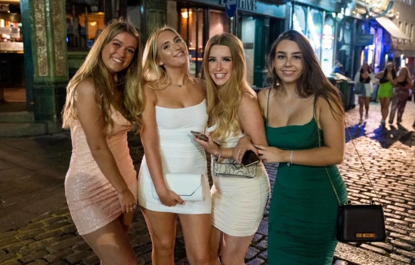 Final borracho: graduados británicos celebraron el final de los exámenes en fiestas ruidosas