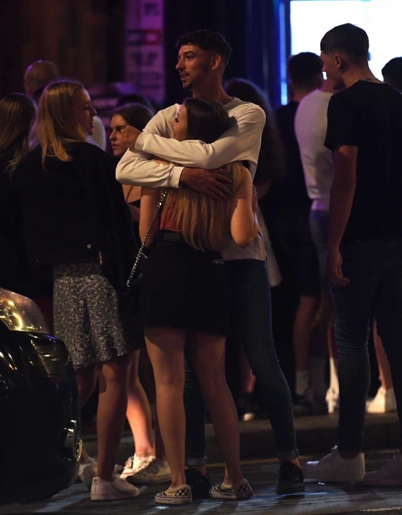 Final borracho: graduados británicos celebraron el final de los exámenes en fiestas ruidosas