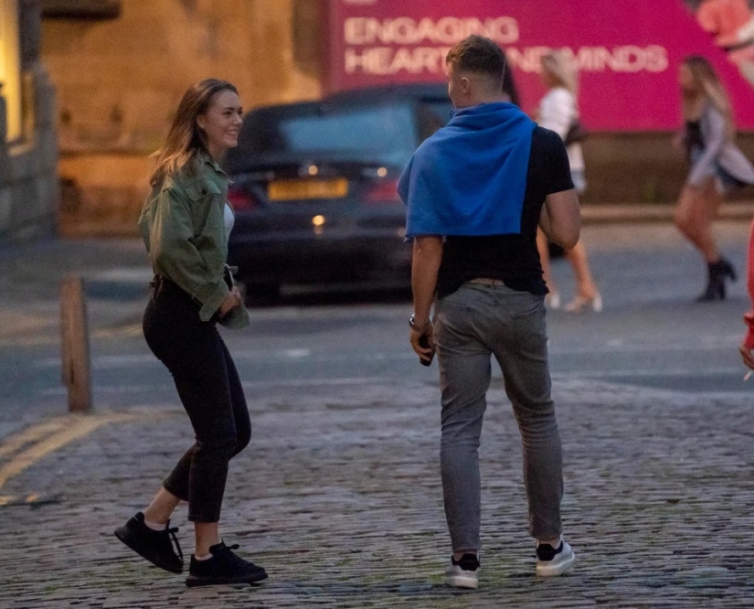 Final borracho: graduados británicos celebraron el final de los exámenes en fiestas ruidosas