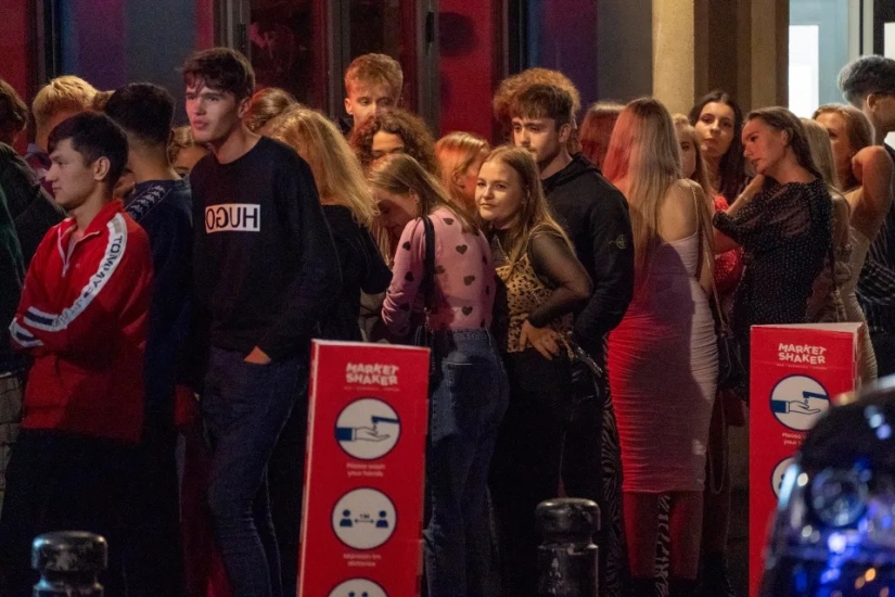 Final borracho: graduados británicos celebraron el final de los exámenes en fiestas ruidosas