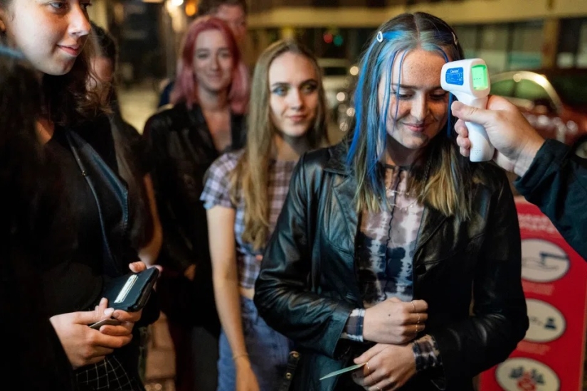 Final borracho: graduados británicos celebraron el final de los exámenes en fiestas ruidosas