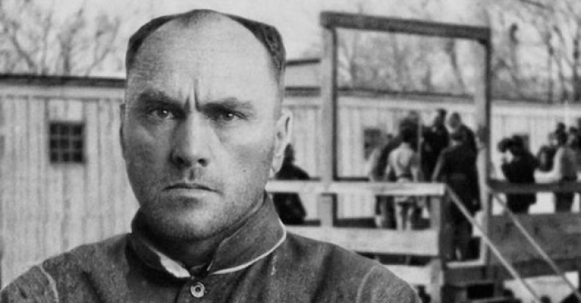 Find 10 differences: famous maniacs in movies and in real life