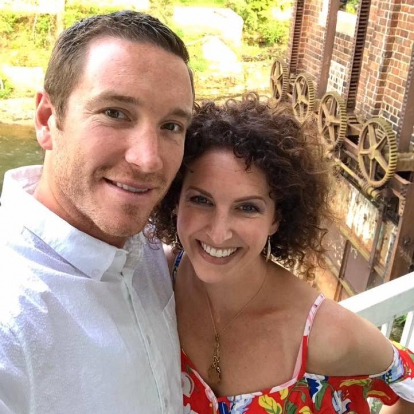 For the 10th anniversary of their marriage, the couple starred in a stupid photo shoot in the style of the 80s