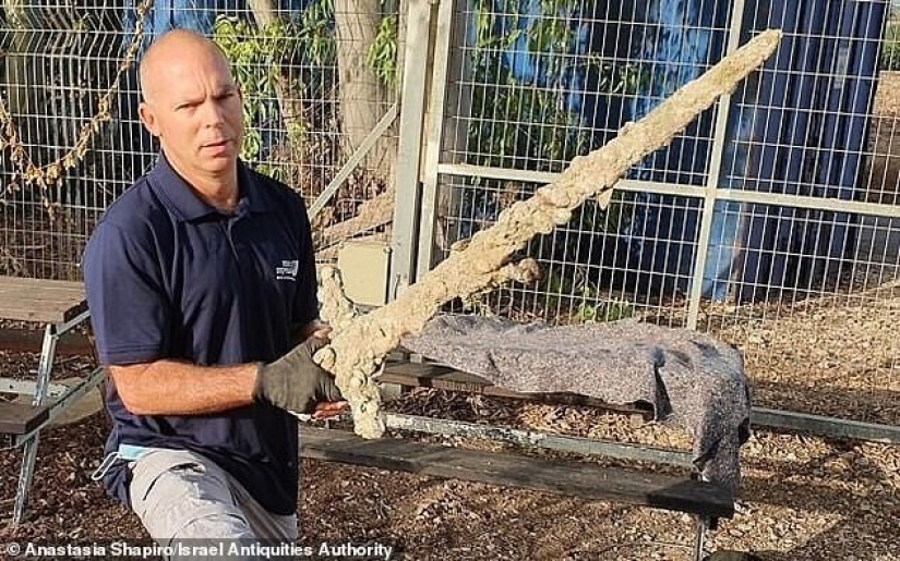 Frente a la costa de Israel, un buceador descubrió una espada cruzada de 900 años Frente a la costa de Israel, un buceador descubrió una espada cruzada de 900 años