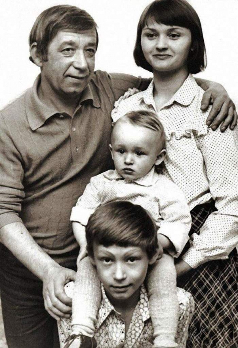 From personal archives: touching family photos of favorite actors from childhood