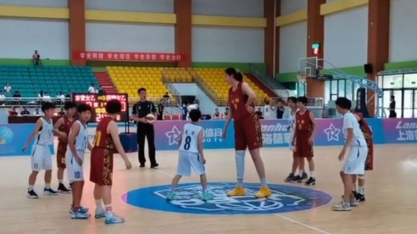 Futura estrella del baloncesto: Una colegiala de 14 años de China impresiona con un gran crecimiento Futura estrella del baloncesto: Una colegiala de 14 años de China impresiona con un gran crecimiento