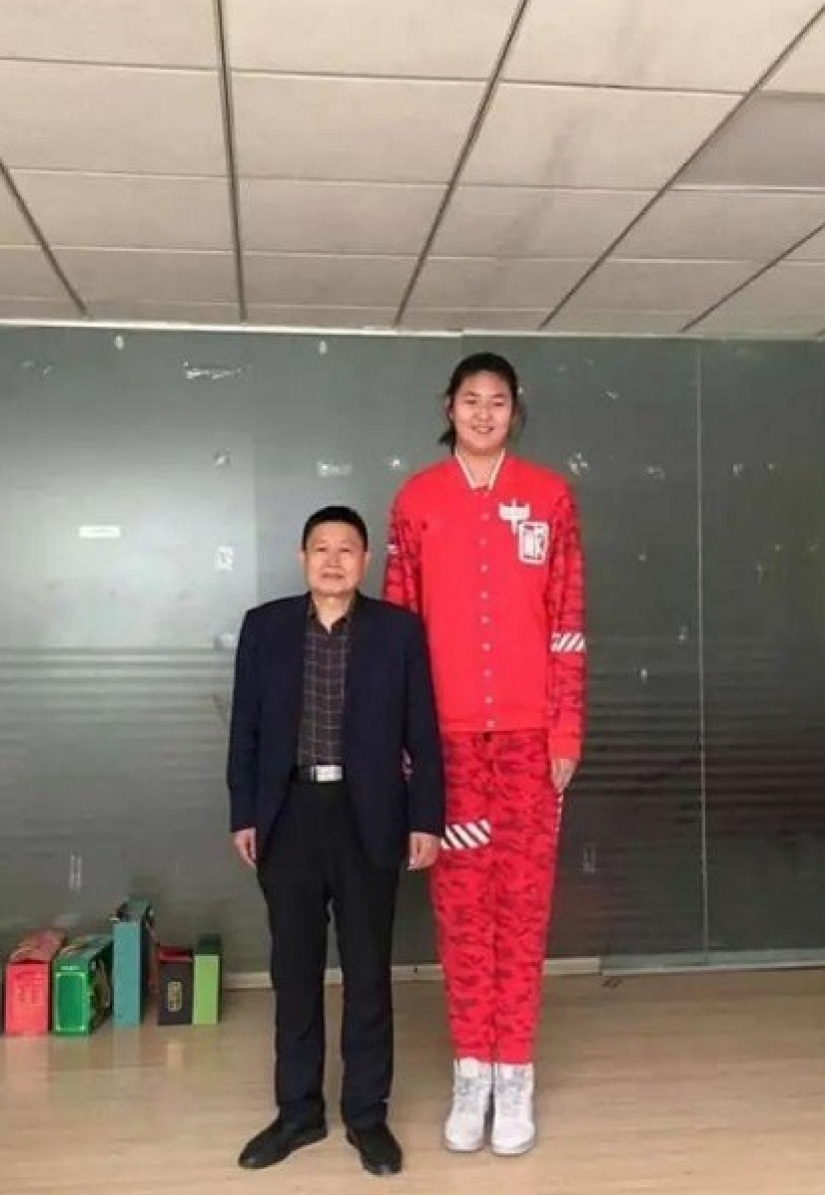 Futura estrella del baloncesto: Una colegiala de 14 años de China impresiona con un gran crecimiento Futura estrella del baloncesto: Una colegiala de 14 años de China impresiona con un gran crecimiento
