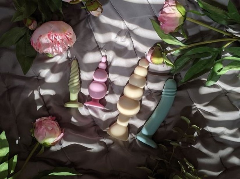Girly startup in the kitchen: unemployed British woman makes indecent candles