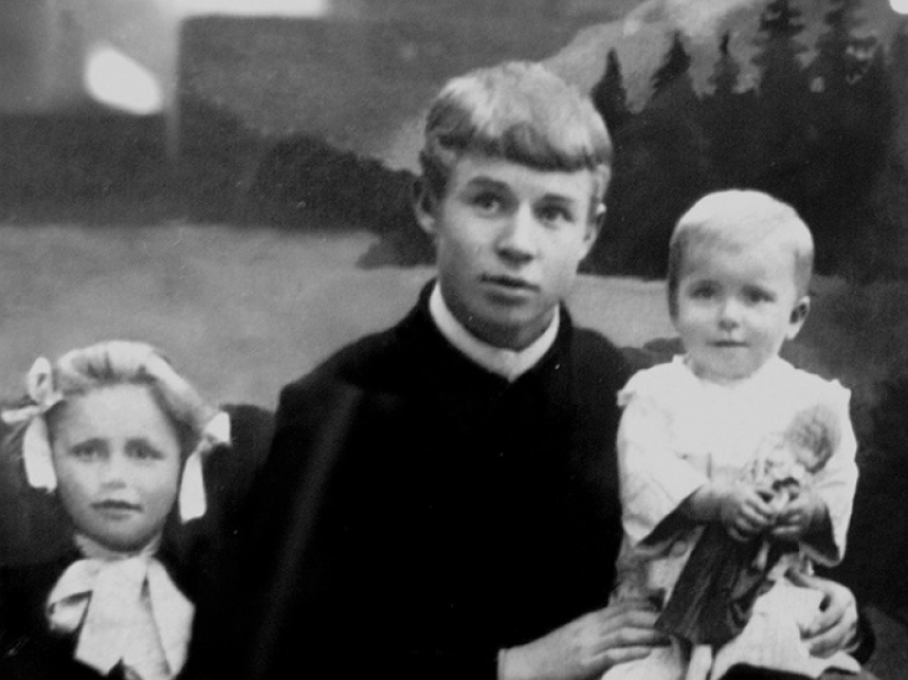 "Goodbye, my friend, goodbye": 5 versions of Sergei Yesenin's death "Goodbye, my friend, goodbye": 5 versions of Sergei Yesenin's death