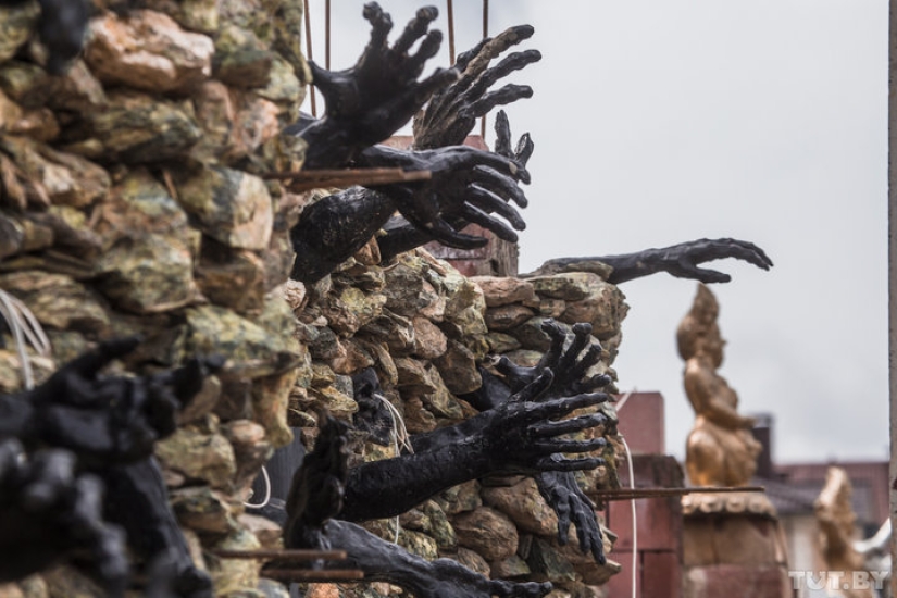Gothic house with devils terrifies the residents of the Belarusian village