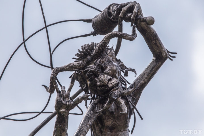 Gothic house with devils terrifies the residents of the Belarusian village