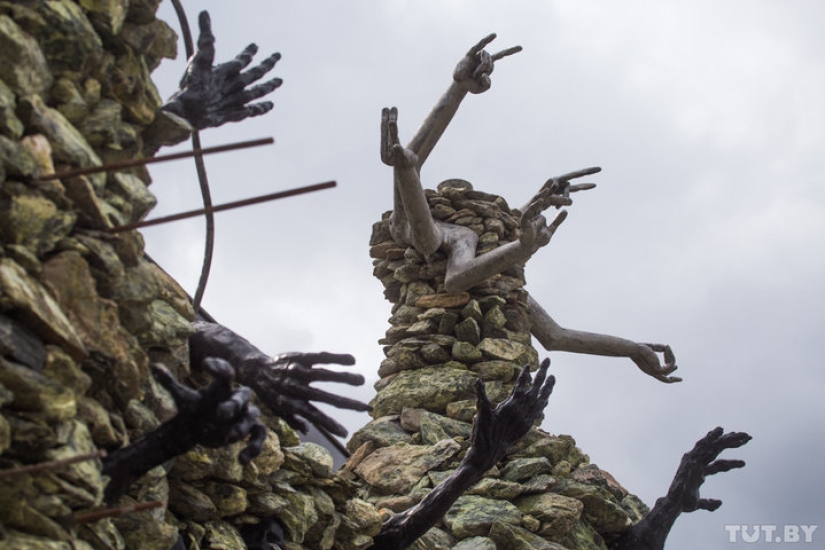 Gothic house with devils terrifies the residents of the Belarusian village