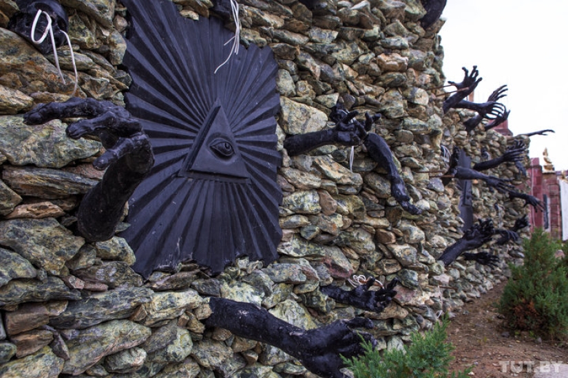 Gothic house with devils terrifies the residents of the Belarusian village