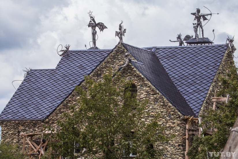 Gothic house with devils terrifies the residents of the Belarusian village