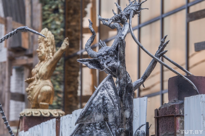 Gothic house with devils terrifies the residents of the Belarusian village