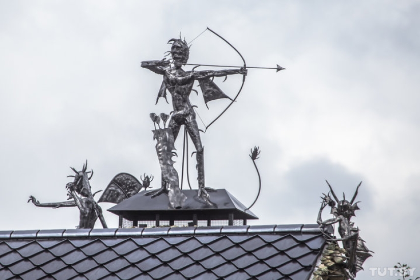 Gothic house with devils terrifies the residents of the Belarusian village