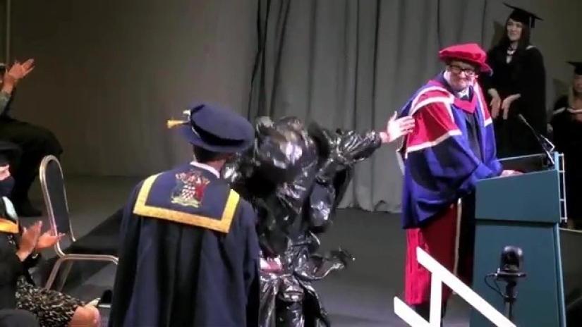 Graduation - the pocket is empty: the Briton appeared at the graduation ceremony in a garbage bag Graduation - the pocket is empty: the Briton appeared at the graduation ceremony in a garbage bag