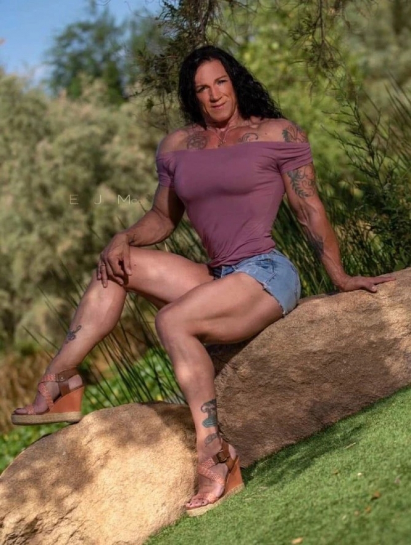 Granny-Hulk: a woman with steel muscles is happy to nurse her grandchildren