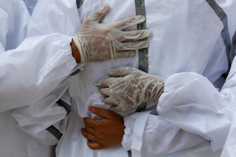 Grief and pain as COVID sweeps India