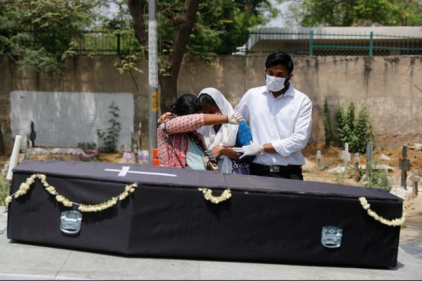 Grief and pain as COVID sweeps India