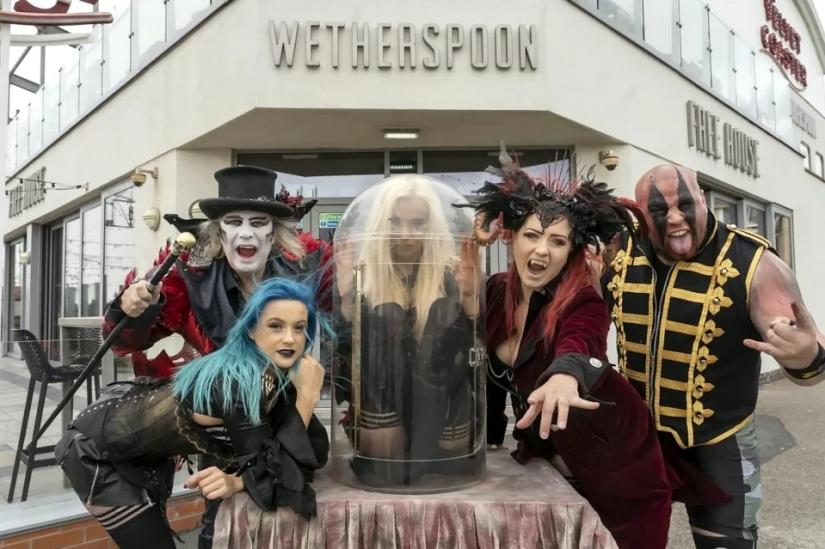 Gutta-percha girl: a barmaid from the UK earns extra money in a circus, climbing into glass jars