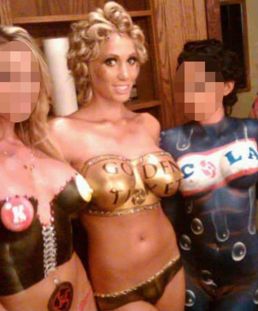 Halloween en la mansión de Hugh Hefner - arte corporal en lugar de vestuario y sexo en cada esquina