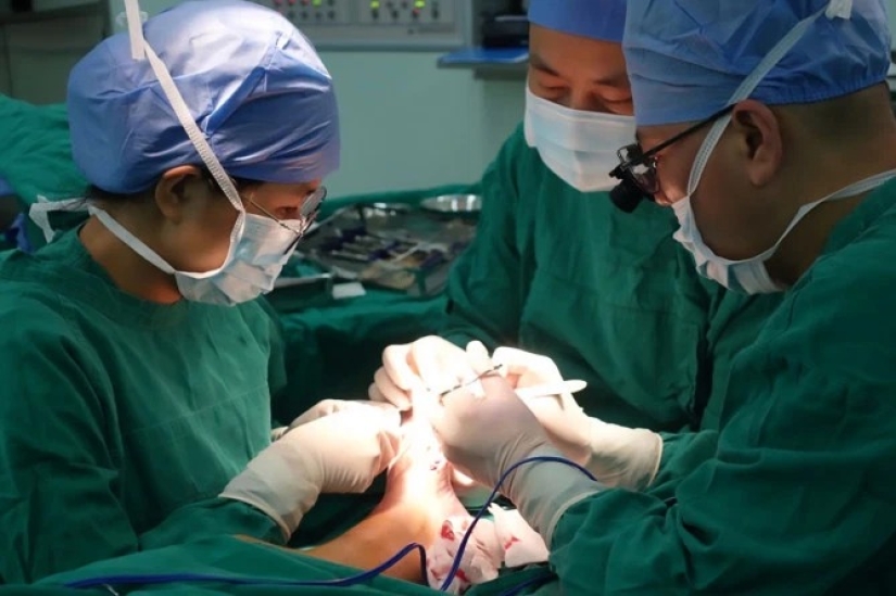 Happiness is never too much: the Chinese have long lived with 14 toes, considering the anomaly of happy sign