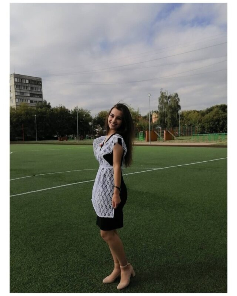 Heels, lipstick, lace and bows: dazzling 11th graders of 2020