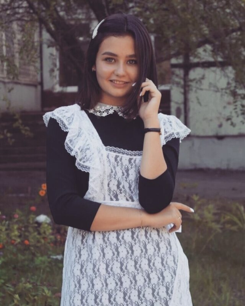 Heels, lipstick, lace and bows: dazzling 11th graders of 2020