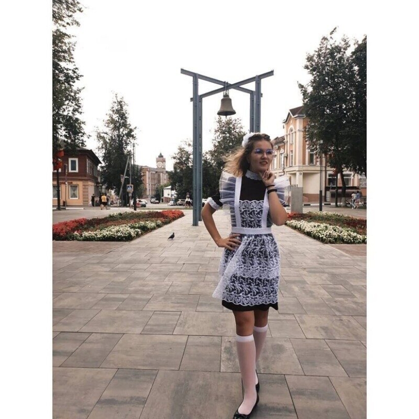 Heels, lipstick, lace and bows: dazzling 11th graders of 2020