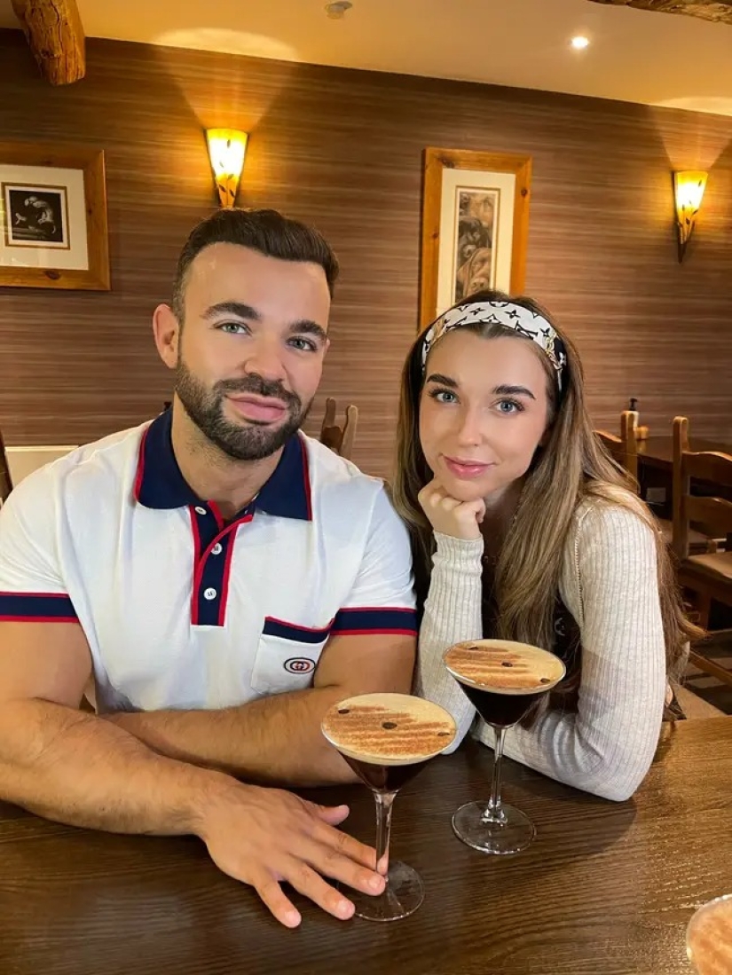 Hermano y hermana toman fotos el uno del otro y venden fotos sinceras en OnlyFans