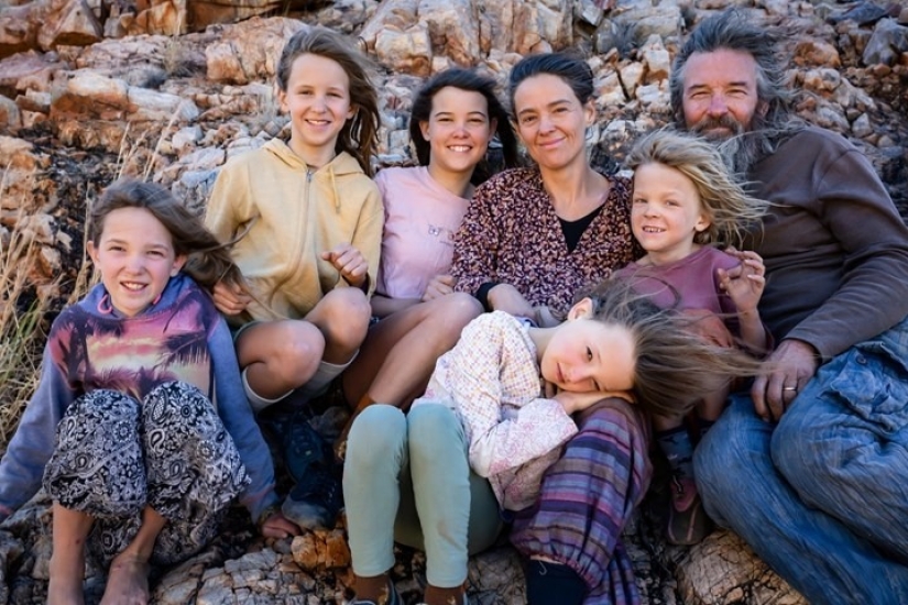 Hijos de la naturaleza: los cónyuges de Australia rechazan la educación tradicional y no enseñan a los niños a leer